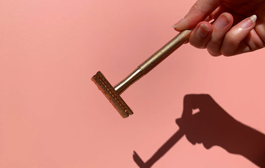 Main de femme tenant un rasoir 