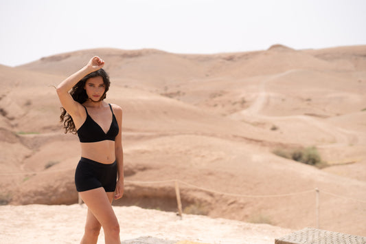 Femme dans le désert avec un boxer menstruel