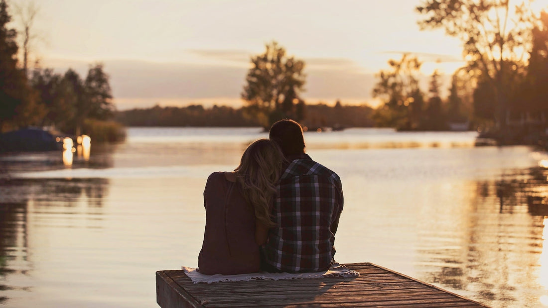 Image d'un couple devant un lac