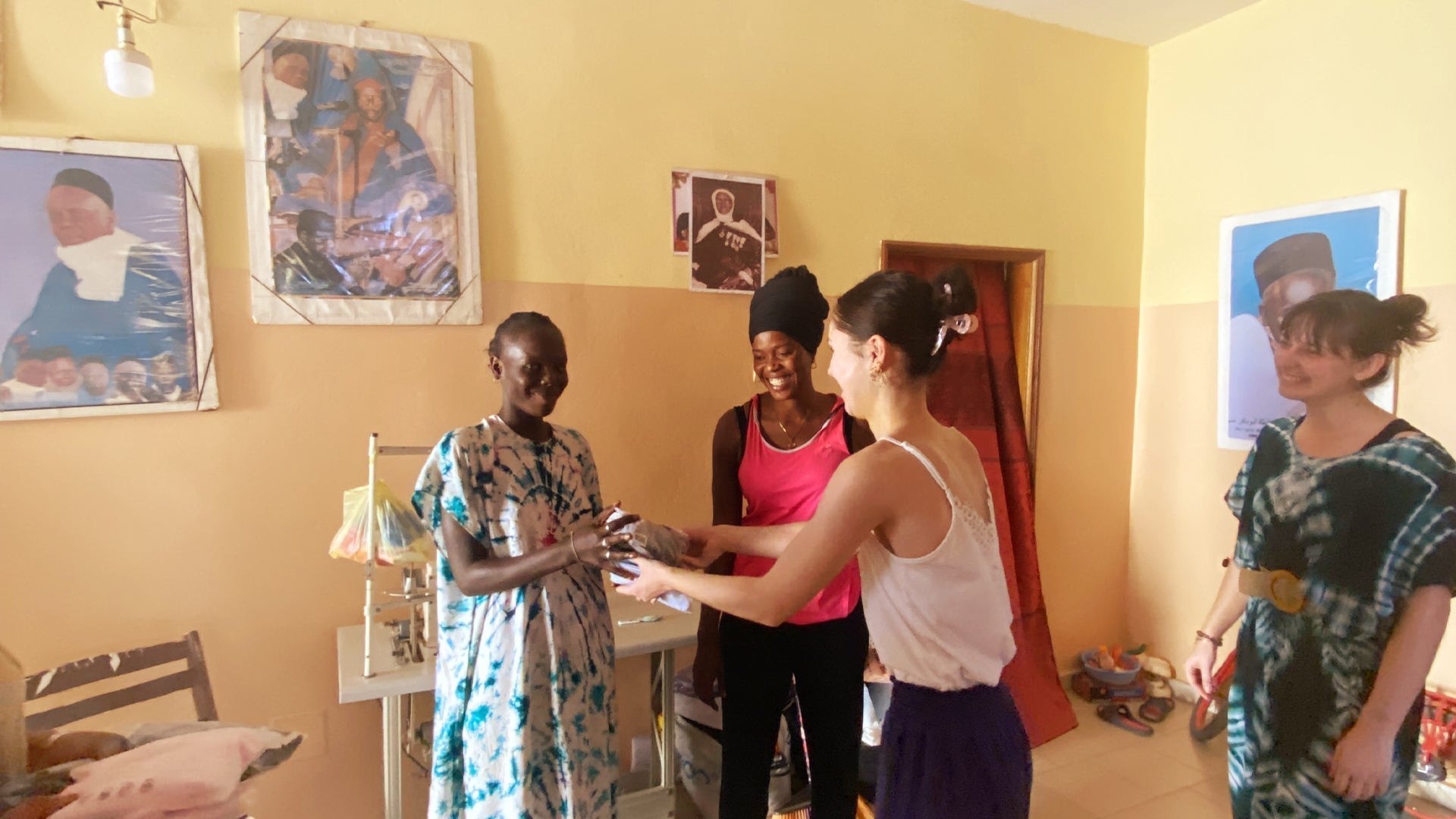 Image de nos partenaire donnant des culottes au Sénégale