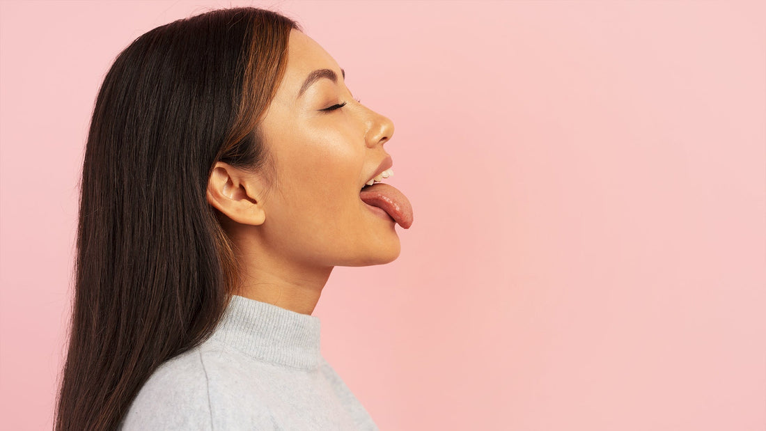 Femme qui tire la langue
