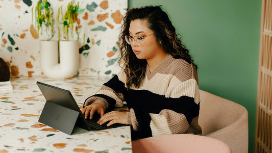 Image de femme assise et regardant sa tablette