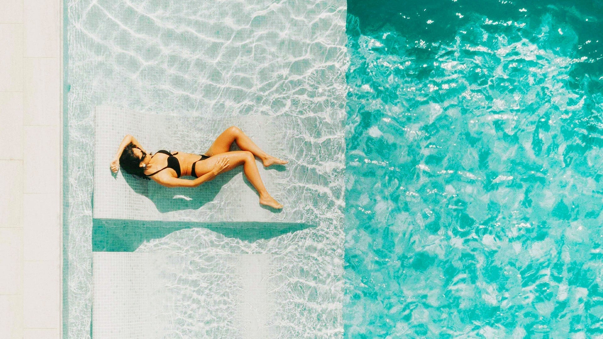 Femme allonger dans un transat et une piscine
