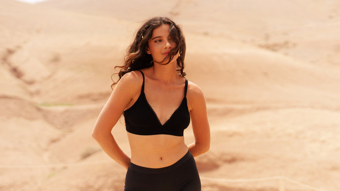 Femme dans le désert en boxer menstruel