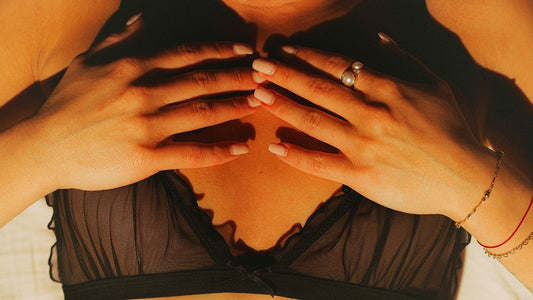 Femme se tenant la poitrine