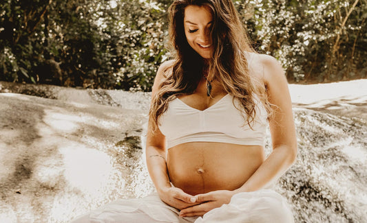 Femme enceinte et heureuse de regarder son ventre rond