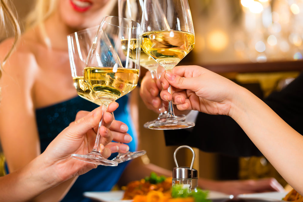 Image de plusieurs  amies buvant un verre de vin blanc